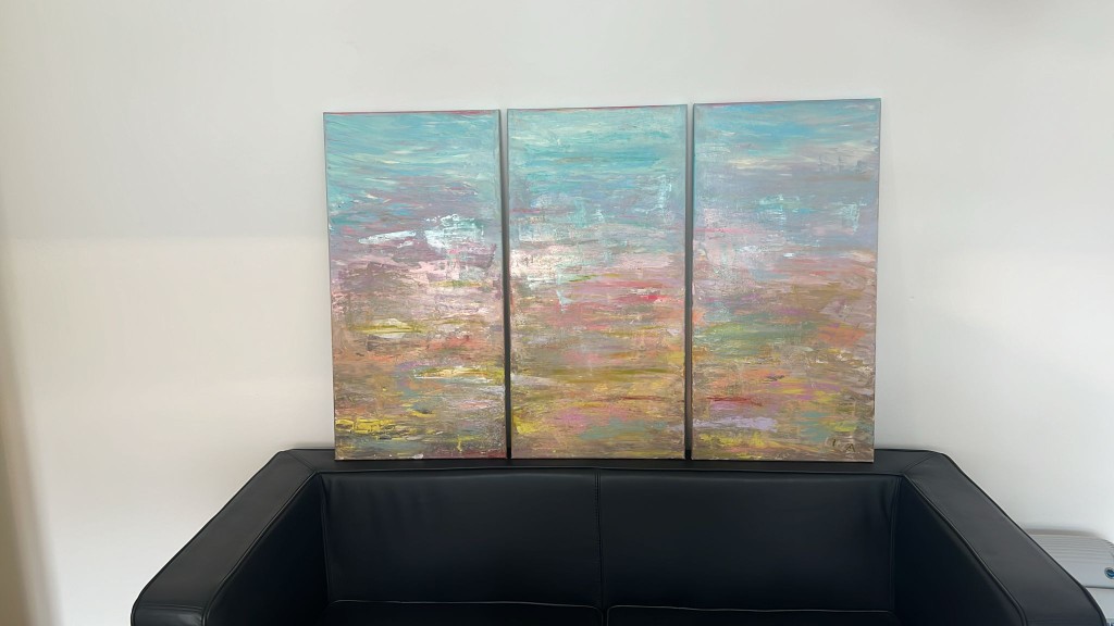 Auftragsmalerei als Triptychon, Acryl auf Leinwand, drei Tafeln auf dem Sofa